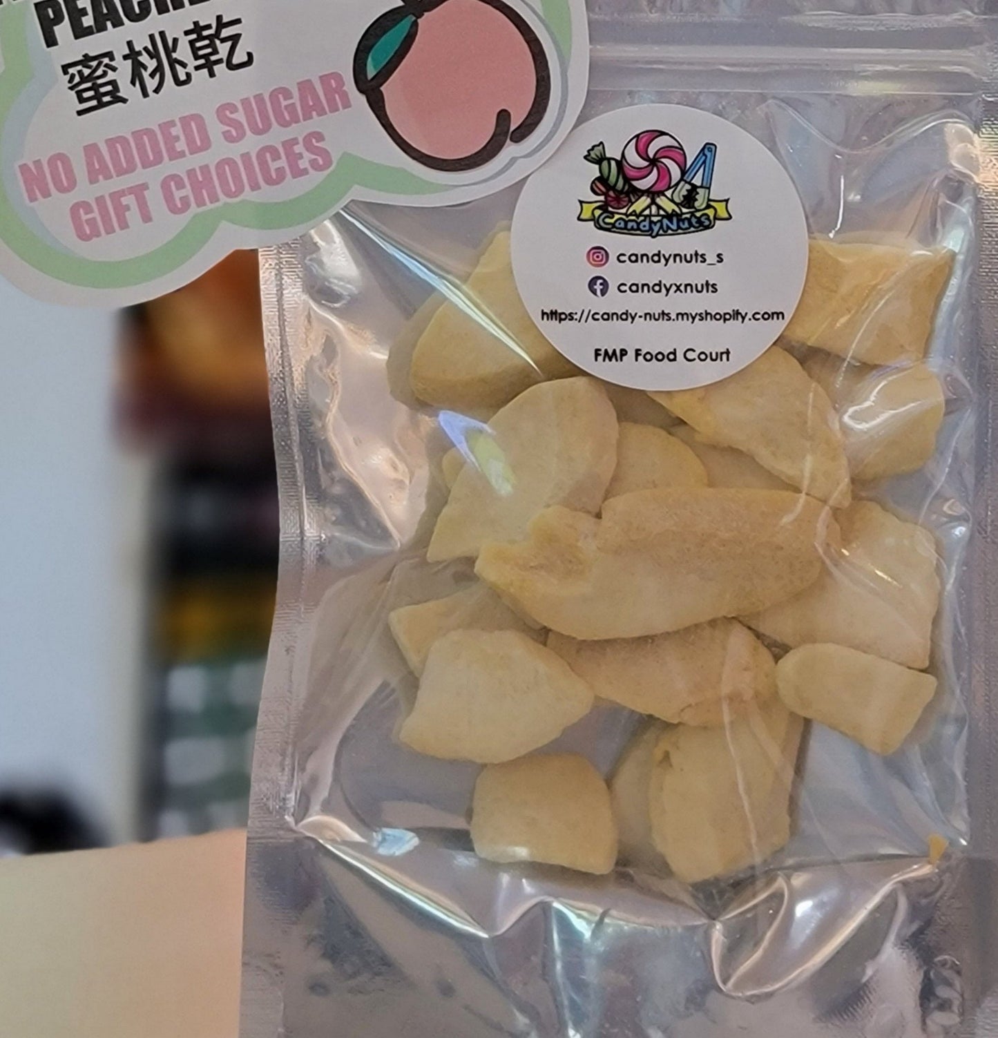 Freeze Dried Peaches 蜜桃脆乾 without added sugar.