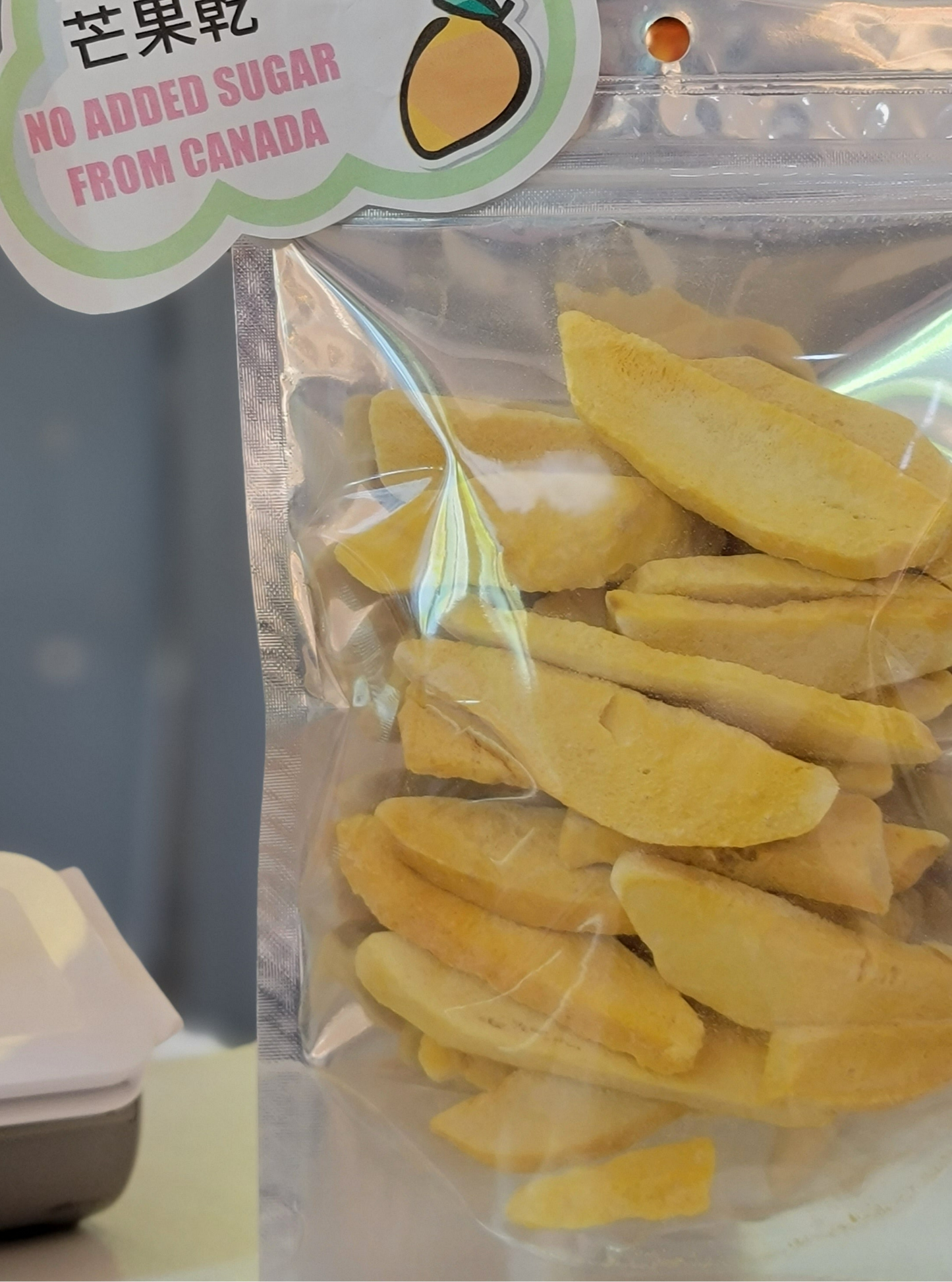 Freeze Dried Premium Mango Slices 高級芒果脆片 without added sugar.