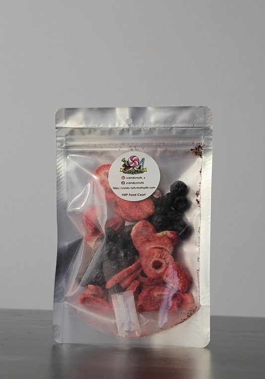 Freeze Dried Strawberries Slices Blueberries 士多啤梨高級藍莓脆片 without added sugar.